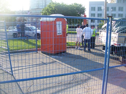 Flickr Le conducteur du camion de Home Depot, parlant avec un policier de Toronto, ne cesse d'affirmer que tout le contenu du camion est constitué de déchets ménagers ordinaires...
<a rel=